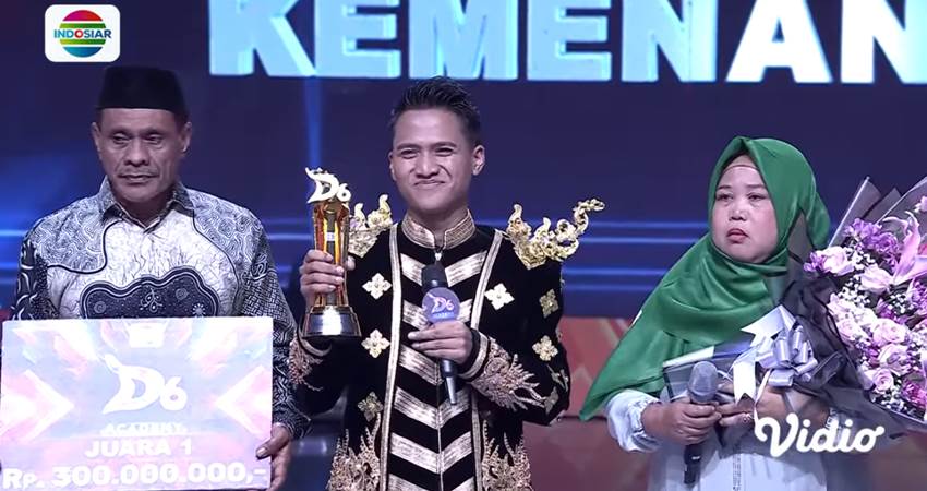Owan, academia asal Pentadu Barat, Tilamuta, bersama kedua orang tuanya saat menerima hadiah Juara Satu Dangdut Academy 6 Indosiar, di Jakarta yang tayangkan live Indosiar, Kamis (22/2) dini hari. (foto : tangkapan layar / gorontalo post)