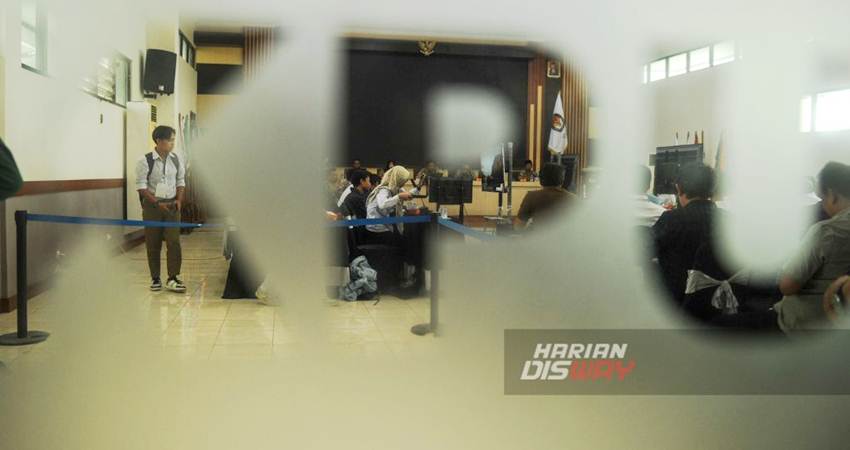 Anggota Komisi Pemilihan Umum (KPU) Surabaya mengikuti rapat pleno rekapitulasi penghitungan suara Pemilu 2024 di KPU Kota Surabaya, Jawa Timur, Rabu, 28 Februari 2024. -Julian Romadhon/Harian Disway-Harian Disway