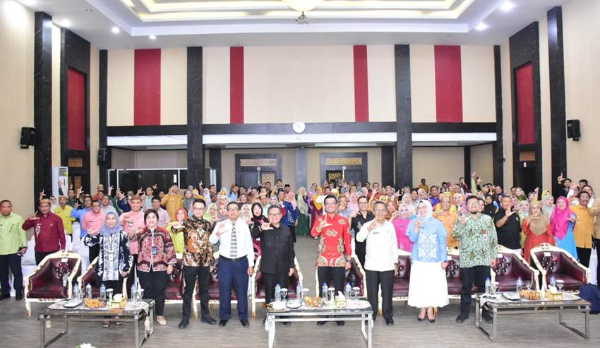 Foto bersama antara Wali Kota Gorontalo, Marten Taha, pihak OJK SulutGo-Malut dengan peserta kegiatan ToT, yakni pimpinan OPD di lingkungan Pemerintah Kota Gorontalo, Kamis (22/2/2024). (Foto: Prokopim)