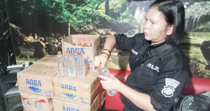Ratusan botol minuman keras (Miras) berhasil disita dari rumah masyarakat yang ada di Kecamatan Dungingi (F. Suci Amanah Putri Ligatu/ Magang Gorontalo Post)