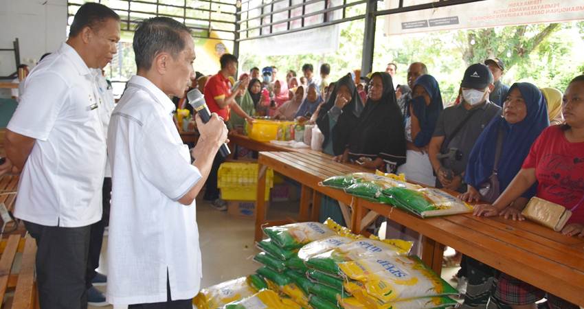 BUKA. Bupati Gorontalo Nelson Pomalingo saat membuka kegiatan pangan murah di Foodcourt kemarin.