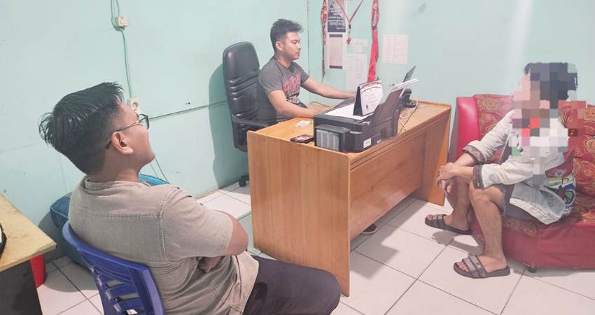 Tersangka penyalahgunaan narkoba saat diperiksa oleh penyidik Satuan Narkoba Polresta Gorontalo Kota.