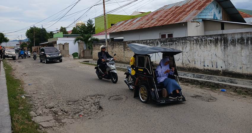 Kondisi Jalan Poigar dikeluhkan oleh masyarakat karena rusak parah. Diharapkan agar bisa mendapatkan perhatian dan dilakukan perbaikan secepatnya. (F. Suci Amanah Putri Ligatu/ Magang Gorontalo Post)