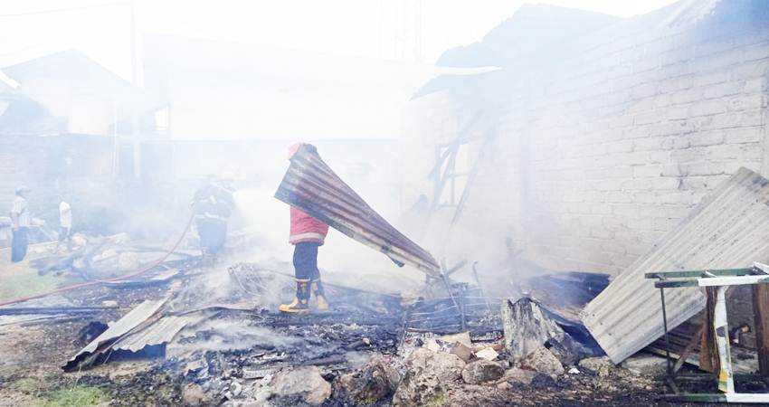 Kebakaran dua rumah di Kelurahan Liluwo, Kecamatan Kota Tengah, Kota Gorontalo, yang diperkirakan kerugiannya mencapai ratusan juta.