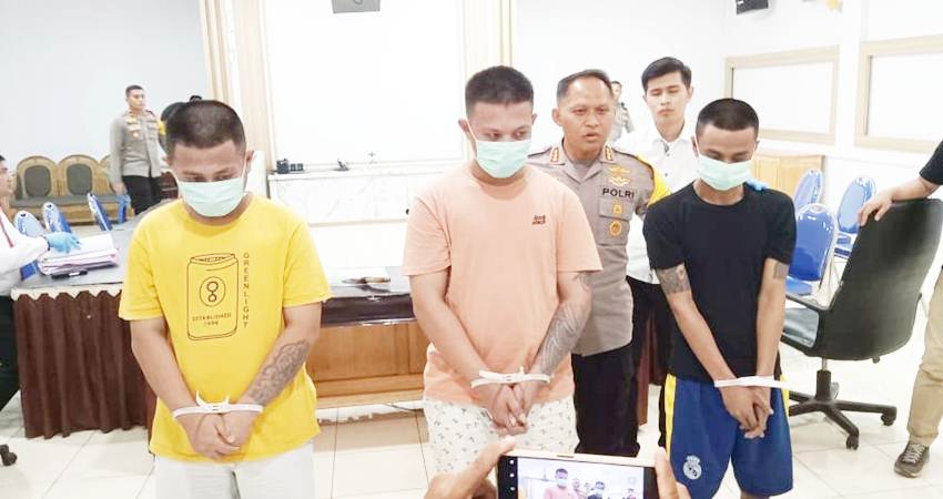 Kapolresta Gorontalo Kota, Kombes Pol. Dr. Ade Permana,S.I.K,M.H didampingi Kasat Reskrim, Kompol Leonardo Widharta,S.I.K saat memberikan keterangan pers terkait dengan kasus dugaan penikaman yang terjadi di eks Terminal Andalas beberapa waktu lalu. (F. Suci Amanah Putri Ligatu/ Magang Gorontalo Post)