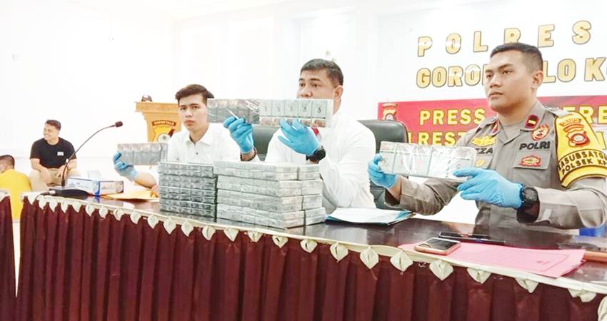 Kasat Reskrim Polresta Gorontalo Kota, Kompol Leonardo Widharta,S.I.K, didampingi Kanit Tipidter dan Kapolsek KPG, saat memberikan penyampaian tentang pengungkapan rokok illegal beberapa waktu lalu. (F. Suci Amanah Putri Ligatu/ Magang Gorontalo Post)