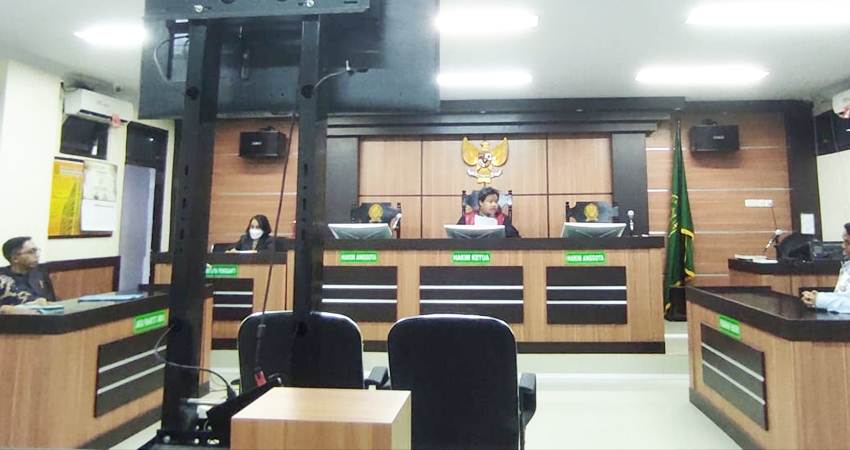 Sidang Gugatan Wanprestasi (Cedera Janji) yang dilakukan Yopi Abas selaku penggugat melawan Rakhmatia Deu selaku tergugat berlangsung di Pengadilan Negeri Gorontalo. (Foto: Roy/Gorontalo Post).