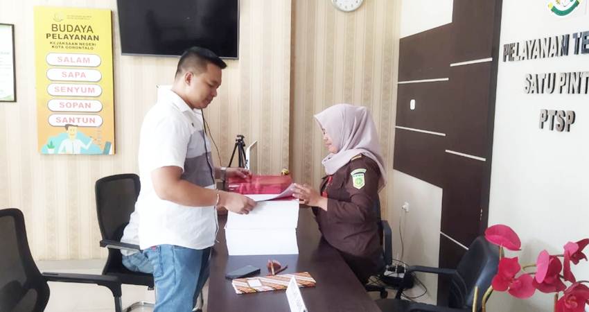 Penyidik Tipidkot, Brigadir Friski Nasibu,S.H,M.H saat menyerahkan berkas perkara kasus dugaan korupsi Satpol PP Kota Gorontalo, ke Kejari Kota Gorontalo belum lama ini.
