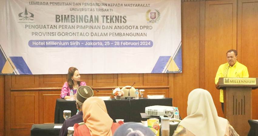 Ketua Deprov Gorontalo Paris Jusuf membuka kegiatan bimbingan teknis (Bimtek) pendalaman tugas pimpinan dan anggota Deprov di Hotel Milenium Jakarta, kemarin (26/2). (Humas)