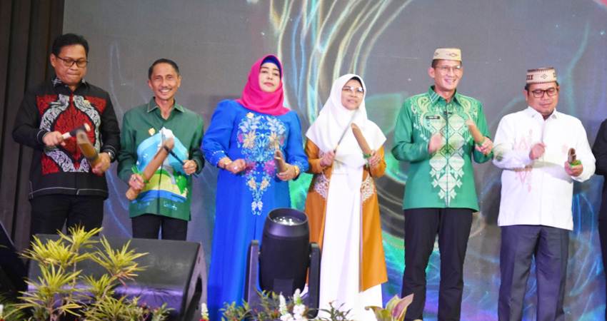 LAUNCHING. Bupati Gorontalo Nelson Pomalingo (dua dari kiri)saat launching FPDL terpilih masuk KEN bersama menteri Pariwisata.