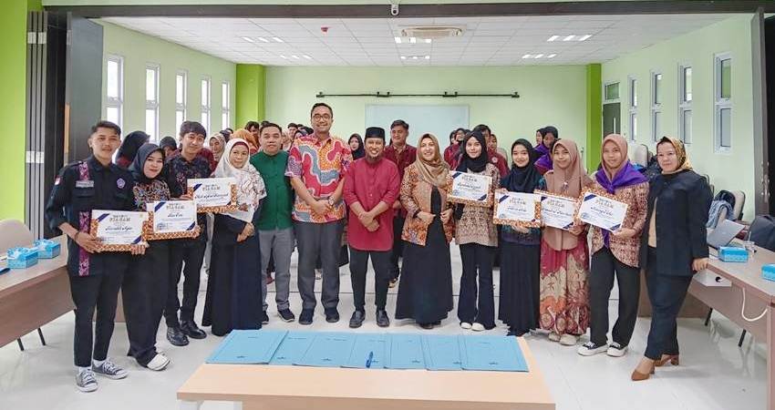 FSB UNG Beri Penghargaan ke Mantan Pengurus Ormawa Pelantikan pengurus baru Ormawa FSB UNG sekaligus pemberian piagam penghargaan kepada seluruh pengurus mahasiswa periode 2023 pada pelantikan Ormawa periode 2024, Senin (12/2). (Foto: Tasya Dilapanga untuk HARGO)