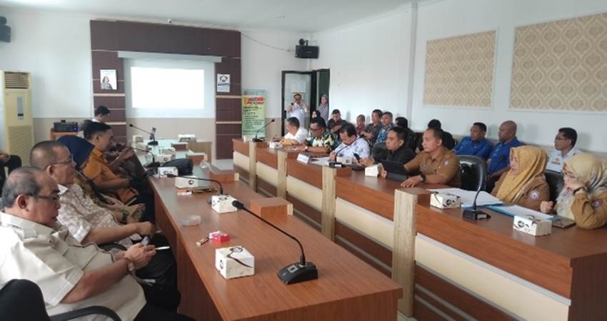 Komisi I Deprov Gorontalo saat rapat membahas sengketa lahan Bandara Djalaludin bersama pihak terkait di Dinas Perhubungan, kemarin (6/2).