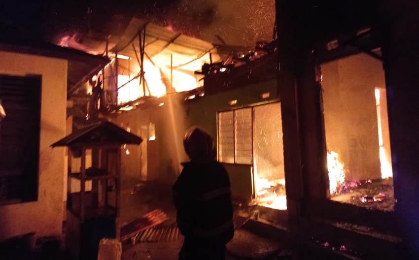 Petugas Damkar memadamkan api saat insiden kebakaran yang menghangsukan tiga rumah di Jl Pangeran Hidayat, Kelurahaan Heledula'a Utara, Kota Timur, Kota Gorontalo, Kamis (15/02/2024). (Foto: Istimewa).