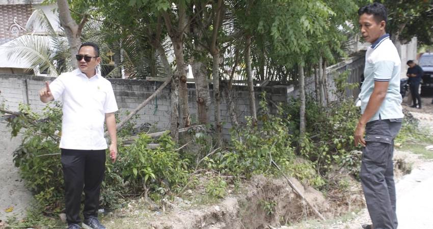 Dokumentasi Aleg DPRD Kota Gorontalo, Irwan Hunawa saat meninjau tempat rawan longsor, Selasa (30/1/2024) (F. Istimewa)