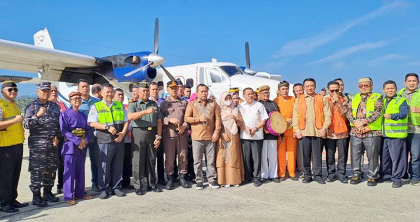 Ketua Deprov Gorontalo Paris Jusuf menghadiri penerbangan perdana subsidi angkutan udara perintis penumpang di Bandara Djalaludin Gorontalo, kemarin (19/2).