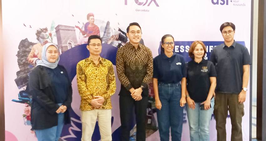 Foto bersama Manajemen Fox Hotel Gorontalo dan Nirvana Wastu Pratama (NWP) Property di gelaran press conference dan opening ceremony Fox Hotel Gorontalo. Jumat (23/02).