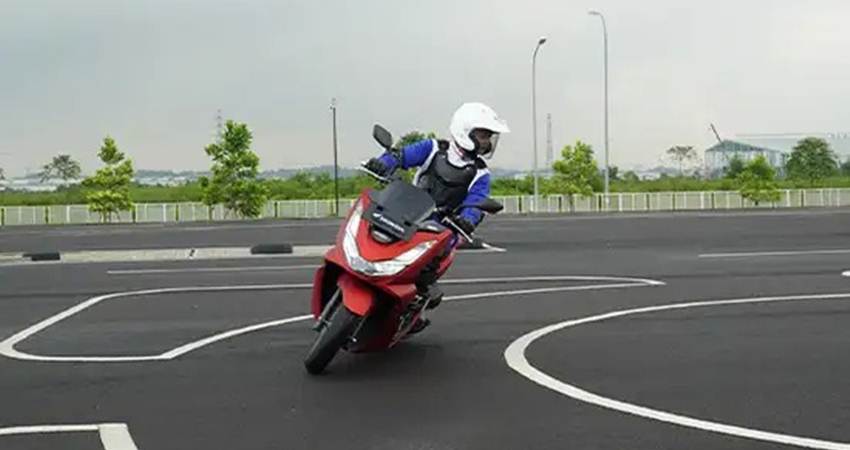 Bagi Pengendara Sepeda Motor, Baca Ini : Cara Menikung Tepat Saat Berkendara