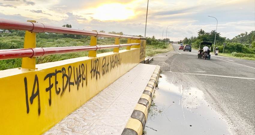 kondisi dinding jembatan terdapat coretan. (Foto Caisar/GP)