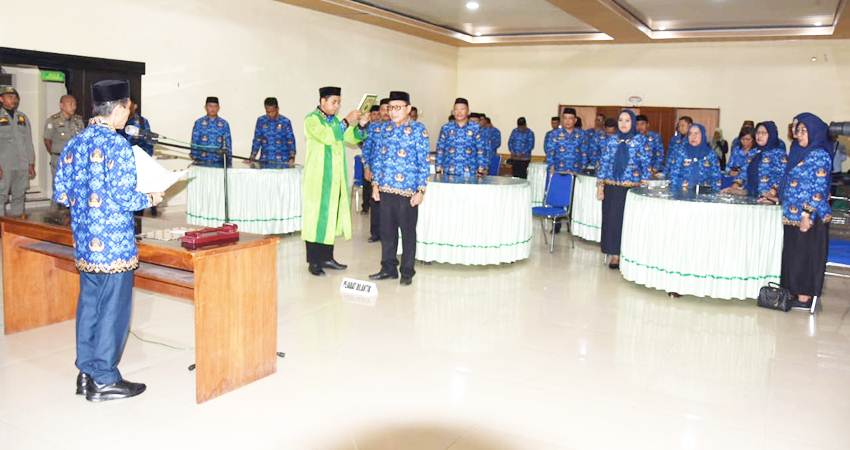 LANTIK. Proses pelantikan Gusti Tomayahu dari Kadis ketahanan pangan ke kadis Perikanan, pekan kemarin.
