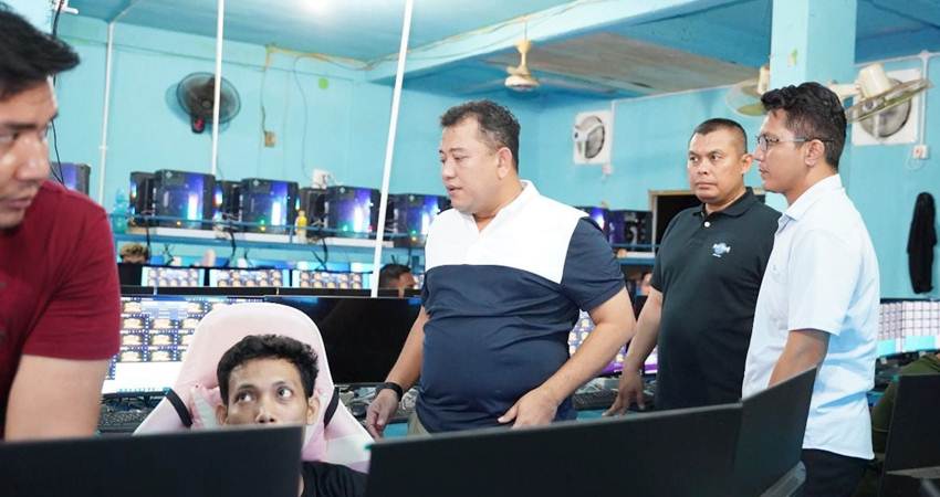 Saat Kombes Nasriadi memimpin langsung penggerebekan lokasi pembuatan ID judi online didampingi Kapolres Dumai AKBP Dhovan Oktavianton. Foto:Ditreskrimsus Polda Riau.