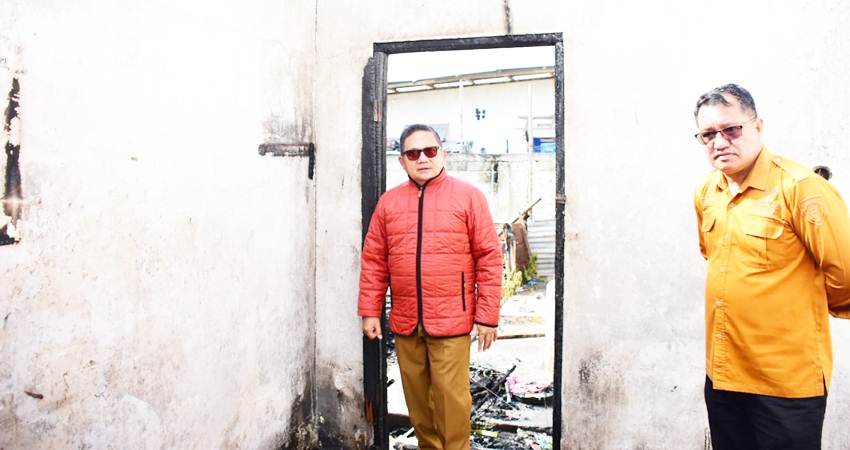 Wali Kota Gorontalo, Marten Taha melihat secara dekat kondisi rumah yang tertimpa musibah kebakaran di Kelurahan Liluwo, Kecamatan Kota Tengah, Selasa (20/2/2024). (Foto: Prokopim)