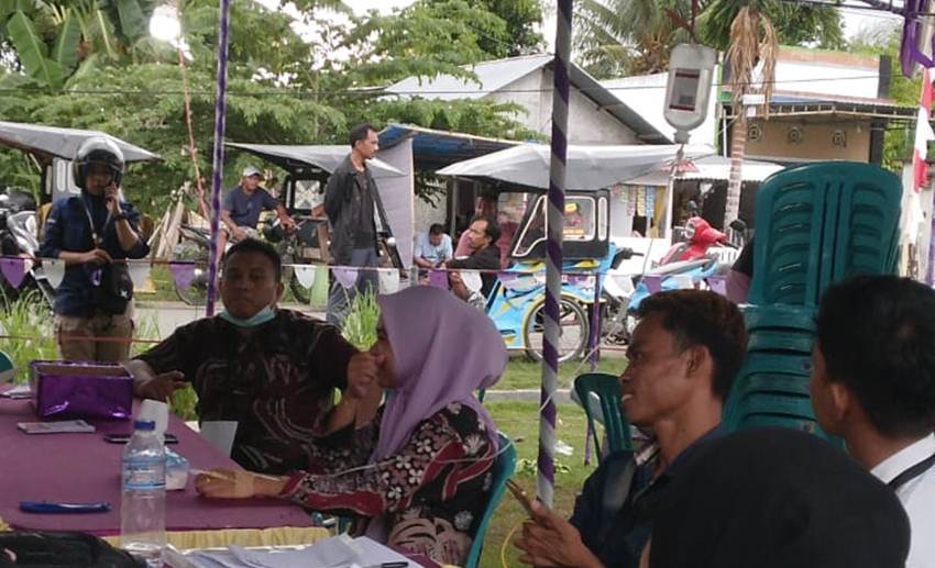 Salut! KPPS 08 Desa Mongolato Ini Tetap Bertugas Meski Tangan Terinfus 