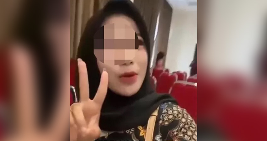 Anggota KPPS yang diberhentikan KPU setelah kedapatan salam dua jari.