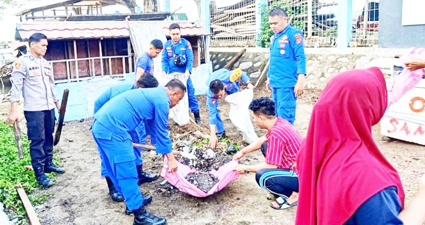 Personel Polair Polres Boalemo beserta Pemerintah Desa Pentadu Timur dan masyarakat sekitar, melakukan pembersihan di wilayah pesisir laut dan lingkungan rumah masyarakat.