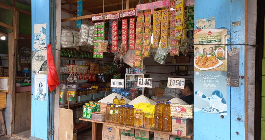 Minyak Goreng yang di jual di pasar.