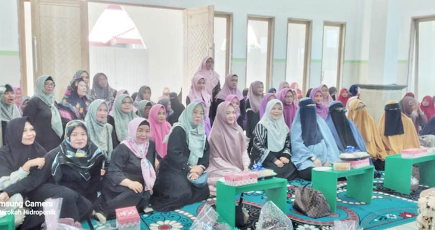 Para muslimah di Kecamatan Sipatana Kota Gorontalo saat mengikuti DRM di Masjid Al Kautsar dan Pusat Dakwah Muslimah Jl. Barito Kelurahan Bulotadaa Timur, Kota Gorontalo, (Ahad, 25/02-2024). Foto: Istimewa).