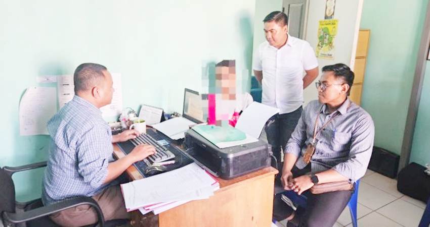 KBO Narkoba, Ipda Nawir saat memantau pemeriksaan terhadap seorang tersangka kasus narkoba, yang dilakukan oleh penyidik Satuan Narkoba Polresta Gorontalo Kota.