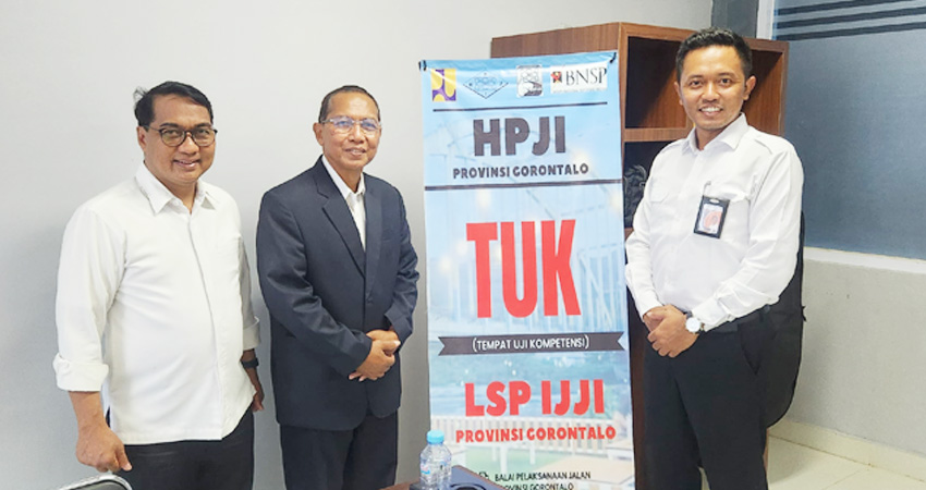 Kasatker PJN Grontalo, Ir. Ringgo Radetyo, ST., M.Eng, IPM,.ASEAN.Eng bersama tim asesor saat uji Sertifikasi Kompetensi Kerja Konstruksi (SKK) Jalan dan Jembatan, di kantor BPJN Gorontalo.