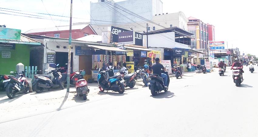 Petugas Dishub Kota Gorontalo tengah mengawasi penerapan kebijakan parkir satu arah di depan kampus UNG.