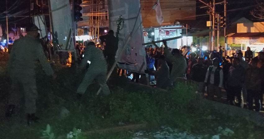 Satpol PP Kota Gorontalo tengah melakukan penertiban APK peserta Pemilu.