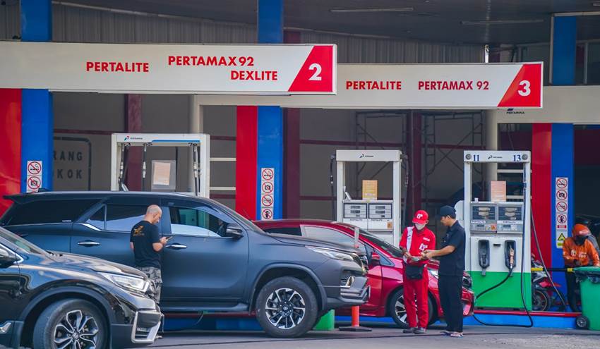 RAMAH : Layanan pengisian bahan bakar minyak di SPBU. (Foto : dok/pertamina)