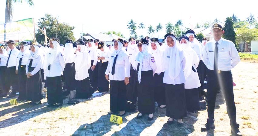 Pegawai Pemerintah dengan Perjanjian Kerja (PPPK) yang ada di lingkungan Pemprov Gorontalo, saat mengikuti orientasi PPPK, yang dibuka langsung Sekretaris Daerah Sofian Ibrahim di lapangan Kantor BPSDM, Senin (19/2). (Foto – Winda/pemprov)