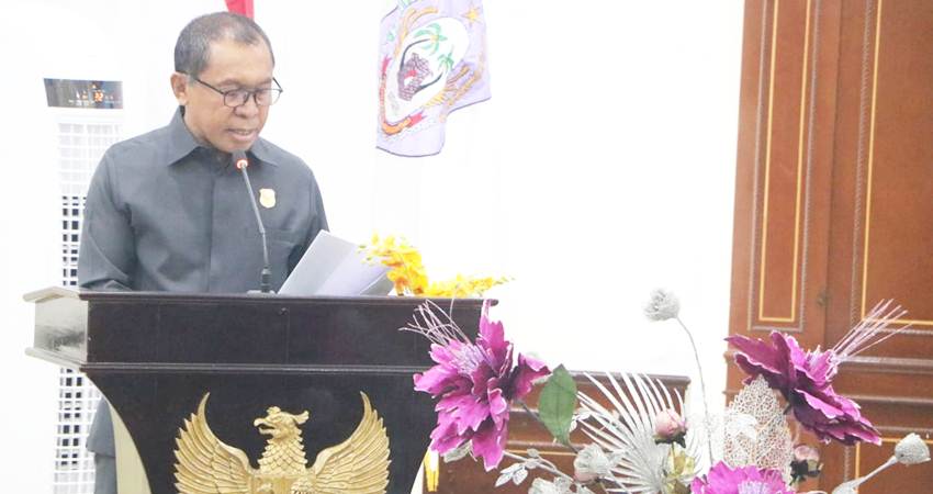Ketua Pansus Ranperda RTRW La Ode Haimudin menyampaikan laporan Pansus dalam rapat paripurna pengesahan Ranperda RTRW, kemarin (19/2).