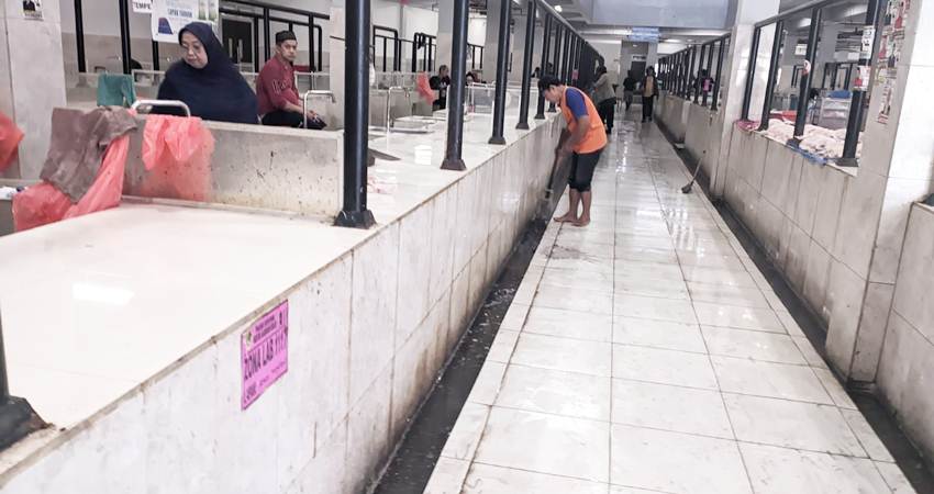 Kondisi lantai pasar Sentra yang saat ini licin dan sering dikeluhkan masyarakat, Ahad (25/2/2024) (F. Istimewa)