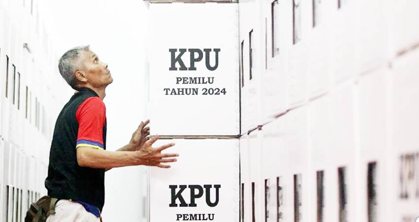 Pekerja sedang merakit kotak suara Pemilu 2024 di GOR Pemadam Joglo, Jakarta. (jawapos.com)