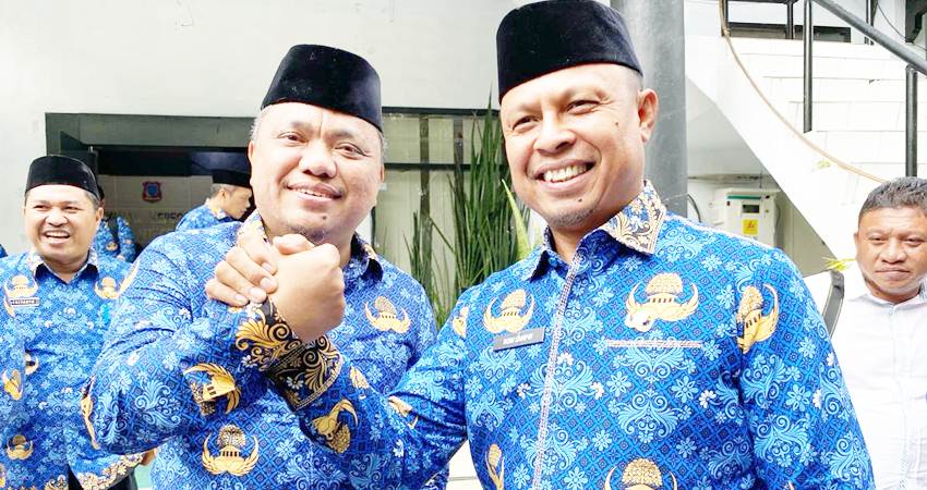 Wakil Bupati Gorontalo Hendra Hemeto bersama Sekretris Daerah Kabupaten Gorontalo Roni Sampir usai menghadiri pelantikan.