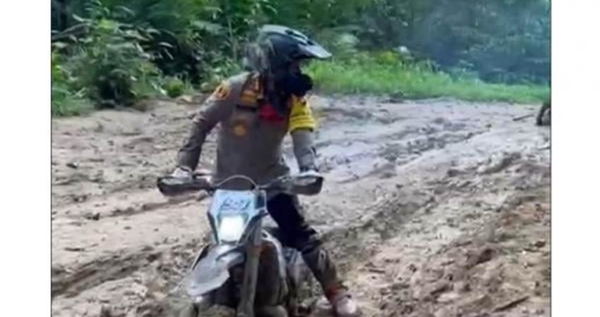 Direskrimum Polda Gorontalo Kombes Pol Taufan Dirgantara, mengevakuasi anggotanya yang jatuh sakit di Pinogu dan harus melewati medan yang sulit di wilayah terpencil.