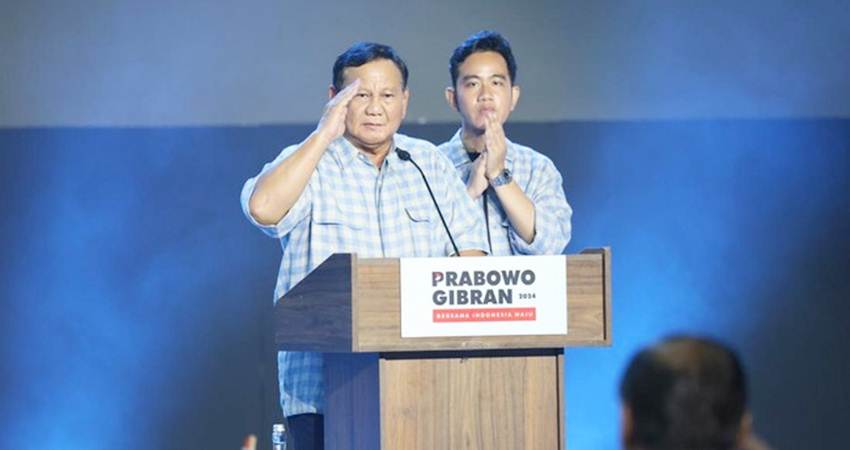 Capres Prabowo Subianto, dan Cawapres, Gibran Rakabuming Raka saat deklarasi kemenangan di Istora Senayan, Jakarta.