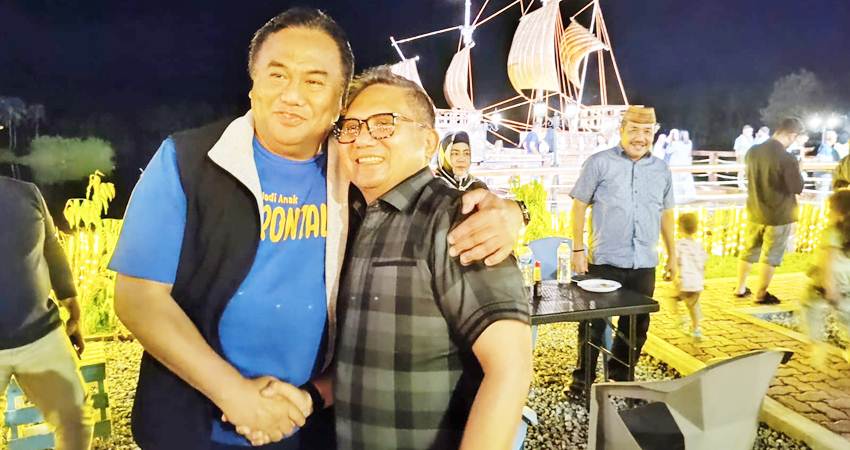 MAKIN AKRAB : Politisi Nasdem, Rachmat Gobel, bersama politisi Golkar, Marten Taha sangat akrab saat bertemu di kompleks wisata Danau Perintis, Suwawa, Bone Bolango, Selasa (20/2) malam. (foto : istimewa)