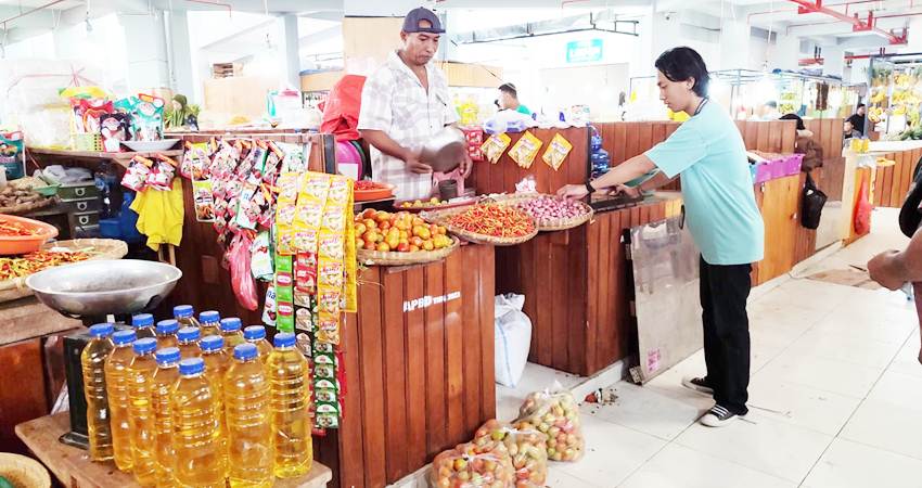 MULAI PIDIS : Harga rica di pasar sentral Kota Gorontalo mulai naik, dari Rp 20 ribu per kg, kini menjadi Rp 40 ribu per kg. (foto : ismail lasimpala/mg bastrasia/ gp)