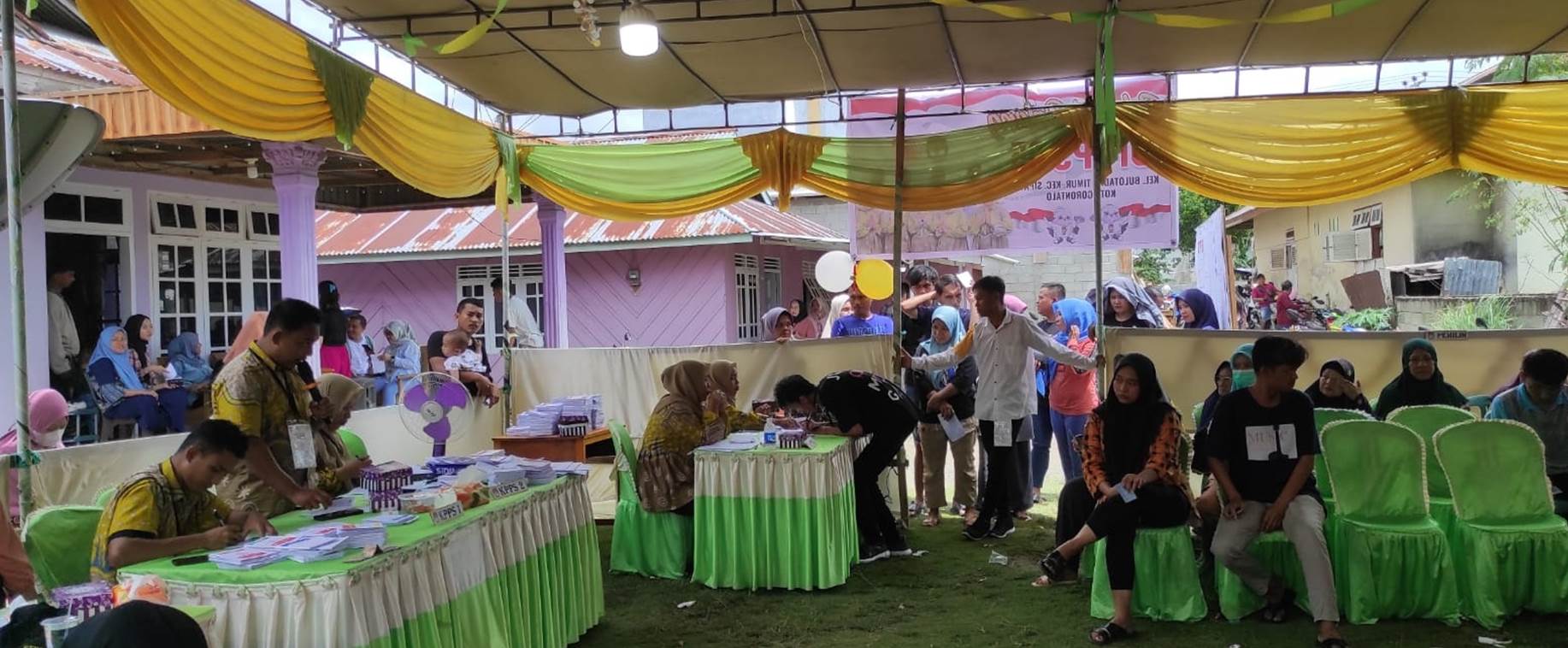 Proses pemungutan suara di TPS 5 Kelurahan Bulotadaa Timur (Bultim) Kecamatan Sipatana, Kota Gorontalo. (Foto: Roy/Gorontalo Post).