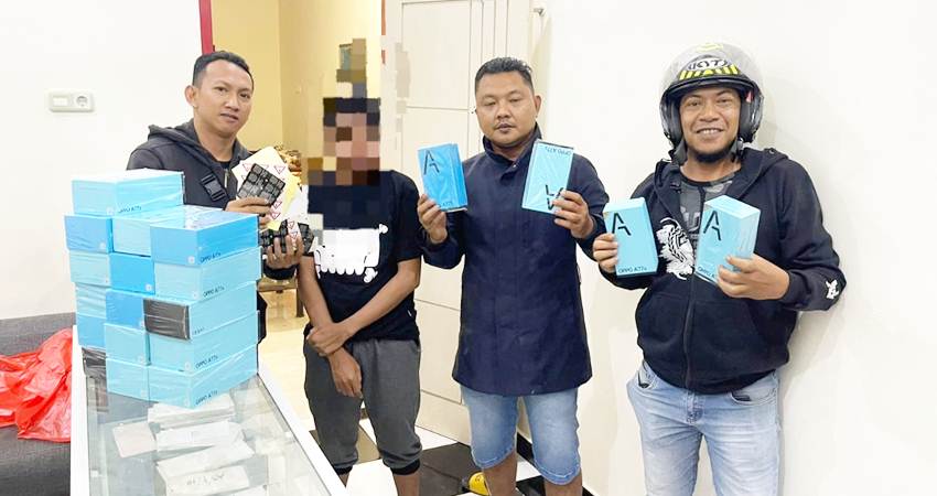 Tersangka pencuri HP saat diamankan ke Mapolres Gorontalo Kota berikut barang bukti hasil curiannya guna penyelidikan lebih lanjut.