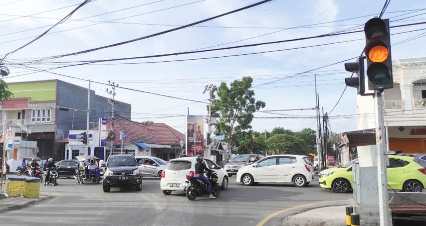 Kondisi Traffic Light di simpang empat Jalan Jhon Aryo Katili (eks Jalan Andalas) Kota Gorontalo hanya lampu warna kuning yang menyala dan membuat arus kendaraan menjadi kacau dan macet. (Foto: Roy/Gorontalo Post).