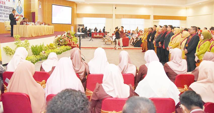 SELAMAT : Sebanyak 137 lulusan program magister dan doktor, program Pascasarjana UNG, mengikuti yudisium, Senin (19/2). (foto : dok / ung)