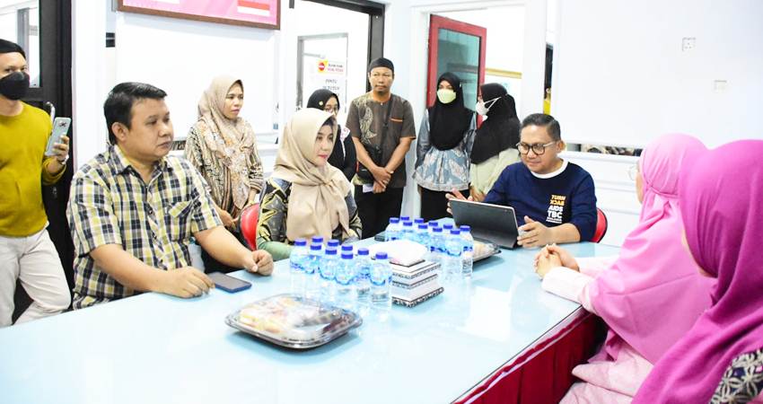 Wali Kota Gorontalo, Marten Taha ketika melakukan kunjungan ke UTD dalam rangka meninjau pelaksanaan akreditas di unit layanan tersebut, Jumat (15/2/2024). (Foto: Prokopim)