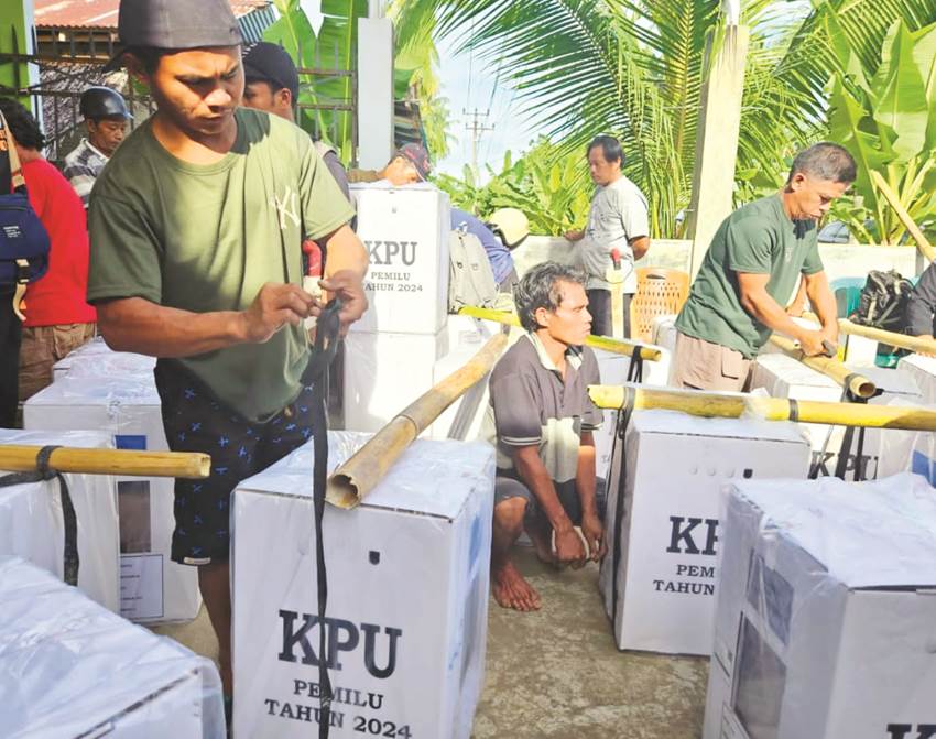 DEMI PEMILU : 'Kijang' memikul kotak suara logistik Pemilu 2024 menuju Kecamatan Pinogu, Bone Bolango, dengan berjalan kaki sejauh 40 KM, Ahad (11/2). (foto : istimewa)